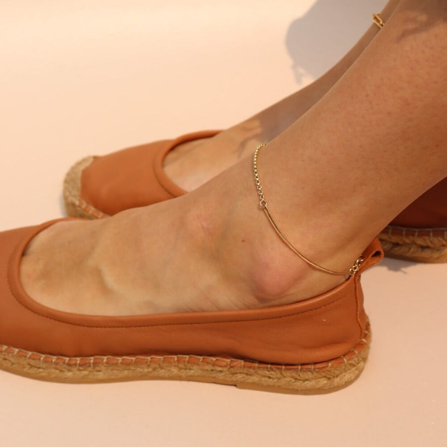 Model wearing 14k gold fill Bar Anklet worn with tan sandals - Token Jewelry